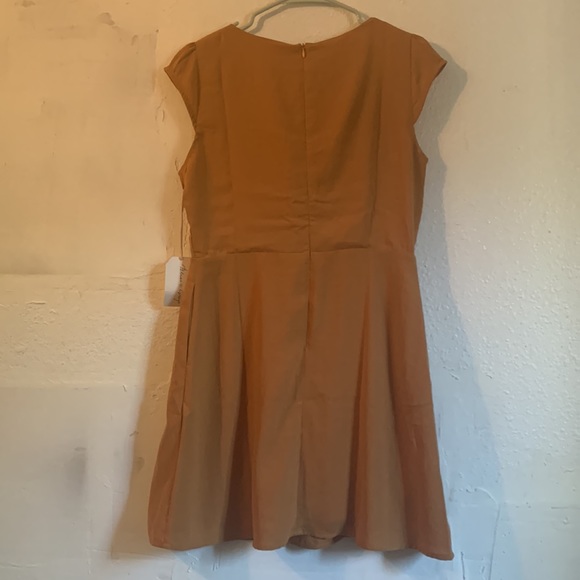 Runs a little small. Fits more like 6 to 8. Never worn. Very cute! - Picture 2 of 2